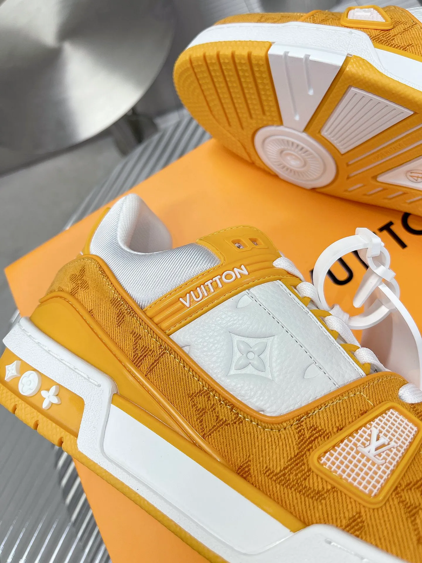 👟👟Ex-factory price 840👟👟The highest version on the Internet⚠️Feel free to compare! 2021🔥New model, purchase quality LV~Louis Vuitton by Virgin Abloh’s best-looking sneakers, Donkey Brand strongly recommends new products, official website limited edition retro basketball sneakers! Both high and low tops cost money to purchase 1:1 accurate replicas of the originals. The details are invincible, full of sincerity, imported custom-made original cowhide, the original package method is the same, the details are 100% restored, and the private model customized the original one-piece T👟👟factory price U outsole, which is different from other brands. Without the original version, this effect cannot be achieved! 35-45 (46 is custom-made and non-refundable) Some colors are available in women’s styles